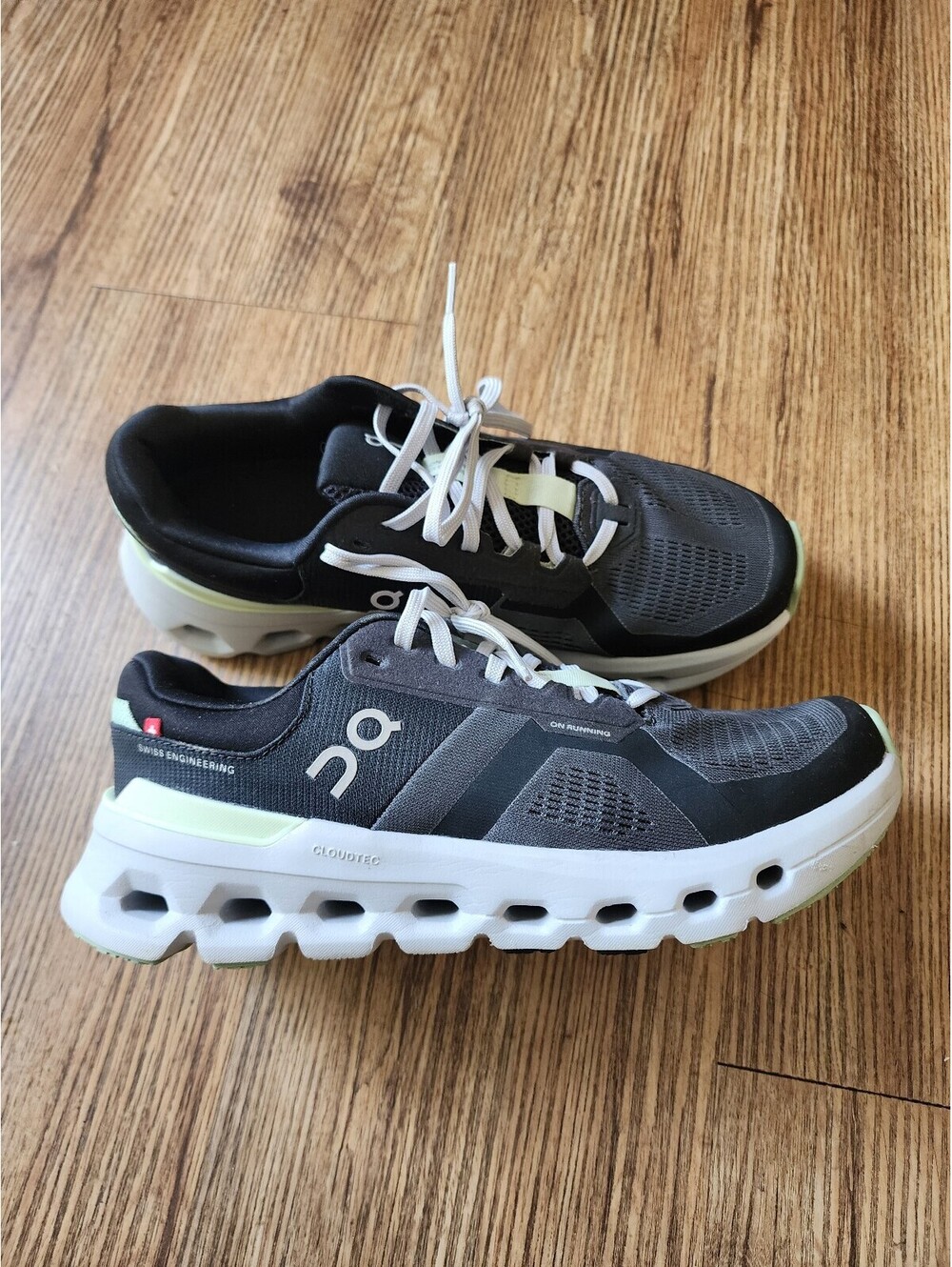 Size 8,5 On Cloud Running Shoes Black and White with Light Green Accents Size 9